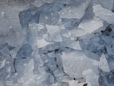 Kırık buz arka planı. Şeffaf buz kristalleri dokusu kırılmış arka plan.