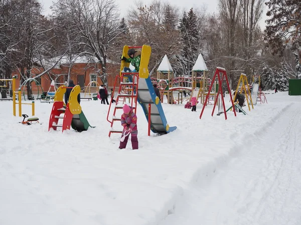 Kleurrijke Speeltuin Winter Sneeuw Kinderspeelplaats Een Winterse Omgeving Kinderspeelplaats Een — Stockfoto