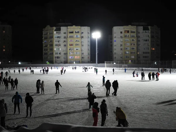 Veel Mensen Schaatsen Een Grote Ijsbaan Winternacht — Stockfoto