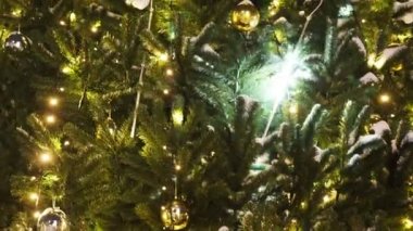 Geceleri parlayan bir Noel ağacı ışığını kapat. Süslemeleri ve aydınlatması olan yeni yıl ağacı. Xmas ağaç süslemeleri. Yılbaşı ve Noel 'de köknar ağacında bir sürü büyük altın top.