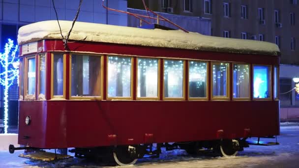 Saratov, Ryssland - januari 2022: Vintage retro spårvagn bil på gatan. Vänster sida av grinden i Lipki park. Volzhskaja Street efter återuppbyggnaden — Stockvideo