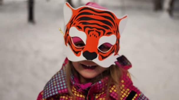 Saratov Rusya Jan 2022 Karton Maskeli Komik Kız Kışın Sokak — Stok video