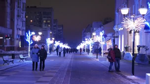 ロシアのサラトフ 2022年1月 雪に覆われた路地や木々 市内の冬 — ストック動画