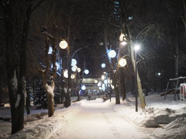 Şehir Bulvarı Yeni Yıl ve Noel Aydınlatması ile süslenmiş, kar yağışı.