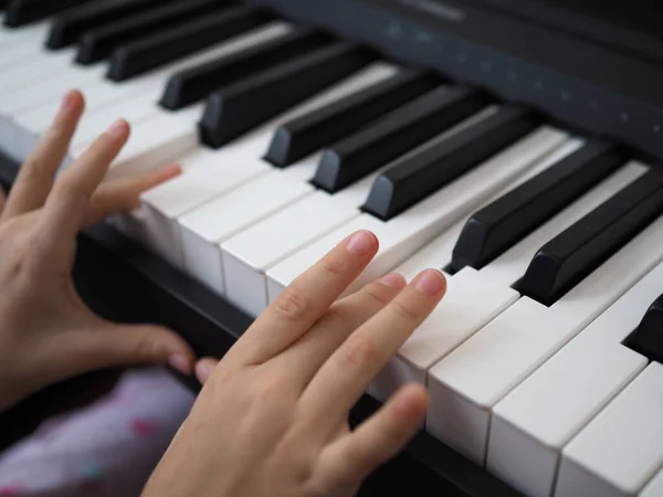 Primo Piano Della Mano Bambino Che Suona Pianoforte Musica Classica — Foto Stock