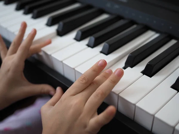 Großaufnahme Der Hand Eines Kindes Beim Klavierspielen Lieblingsklassik Musikinstrumente Für Stockbild
