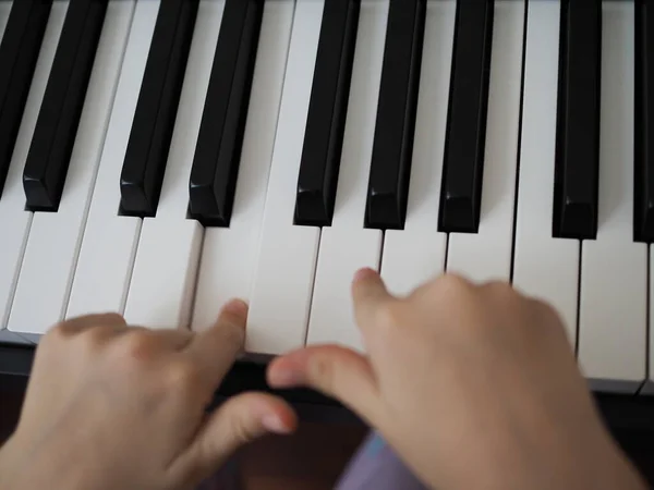 Close Dari Tangan Seorang Anak Bermain Piano Favorit Musik Klasik Stok Gambar Bebas Royalti