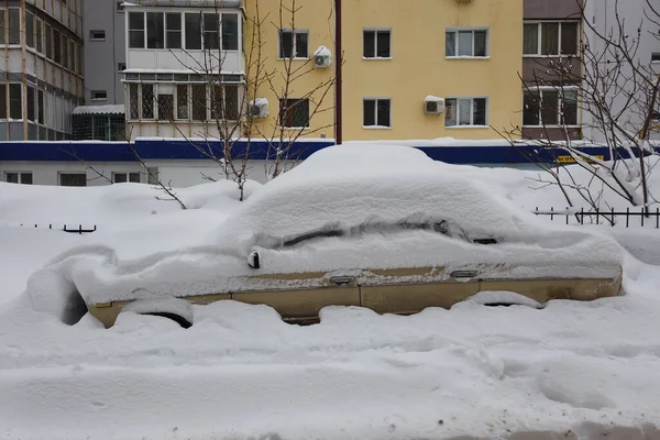 Ulica Śnieżycy Utknęłam Pod Śniegiem Lodem Pochowany Pojazd Zaspie Śnieżnej — Zdjęcie stockowe