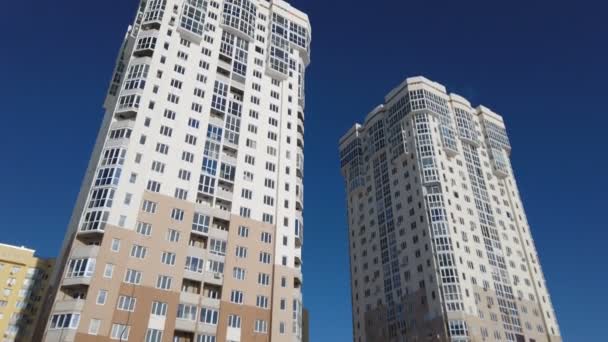 Apartamentos Gran Altura Con Cielo Azul Claro — Vídeos de Stock