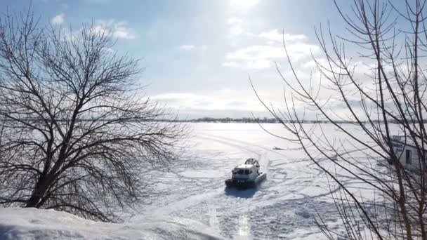 Hovercraft Rijdt Het Bevroren Meer Hoge Kwaliteit Beeldmateriaal — Stockvideo