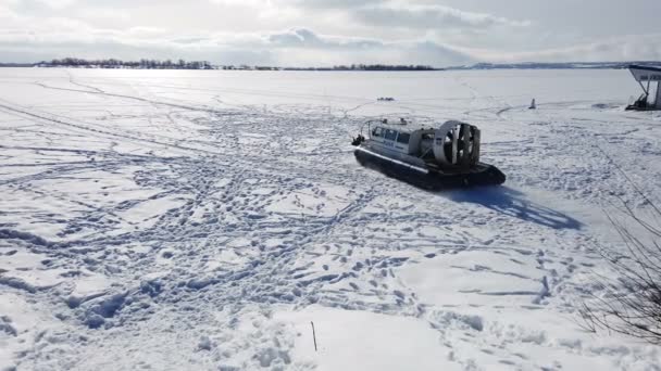 Saratov Rusland Februari 2022 Hovercraft Rijdt Het Bevroren Meer Hoge — Stockvideo