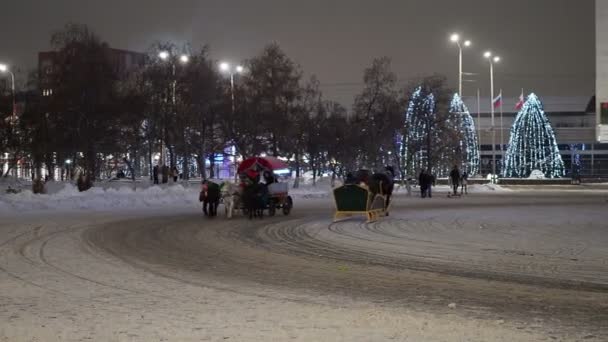 Saratov Rusko Leden 2022 Jízda Saních Večer Zimě Městské Ulici — Stock video