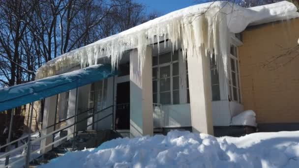 Grandes Glaces Dangereuses Suspendues Toit Bâtiment Jaune — Video