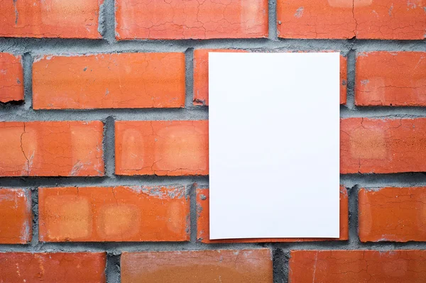 boş yaprak kağıt arka planda tuğla