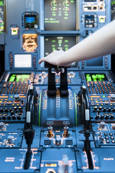 Mão em cima das alavancas de propulsão de um cockpit de avião . — Fotografia de Stock