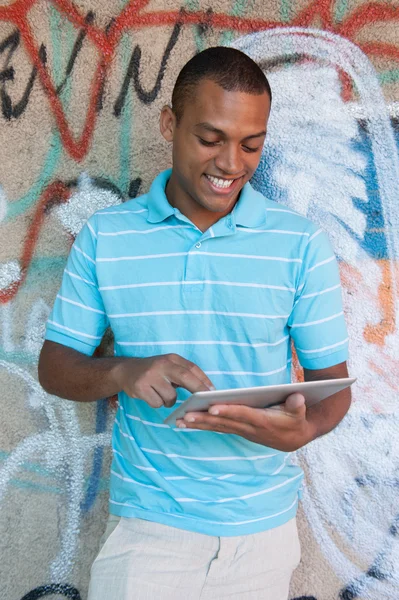 Junger Erwachsener mit einem Tablet-PC pda — Stockfoto