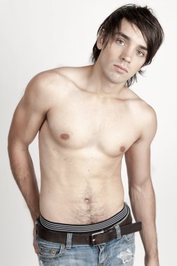 genç erkek kılığında