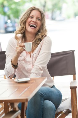 Kahve içen güzel kadın.