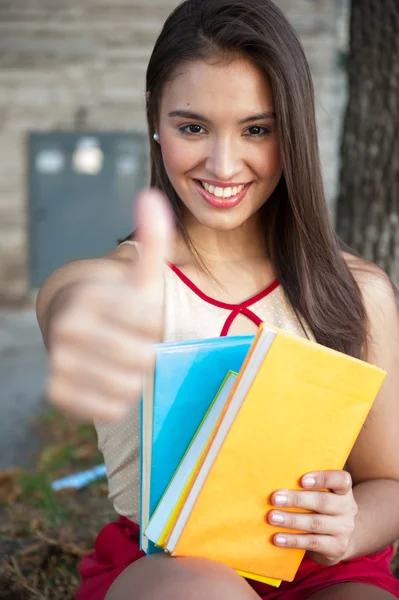 Junge Frau hält Bücher — Stockfoto