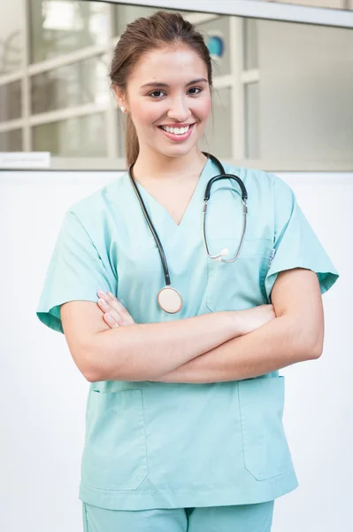 Jeune médecin infirmier avec stéthoscope — Photo