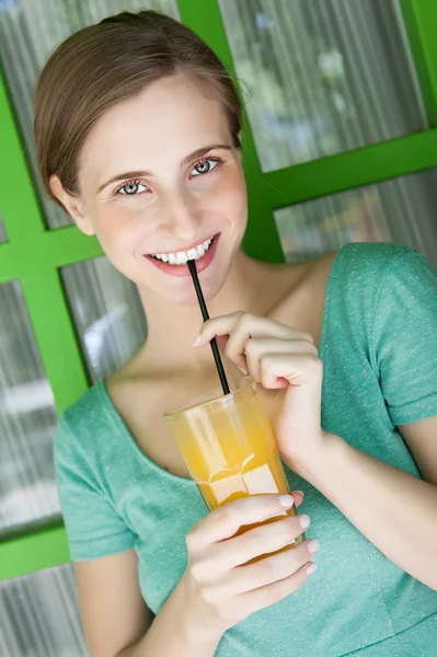 Schöne Frau trinkt Saft — Stockfoto