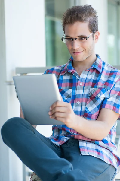 Mannelijke met behulp van tablet pc — Stockfoto