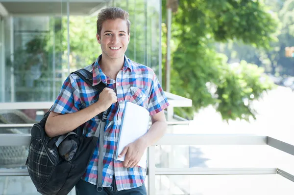 Student sobie plecak — Zdjęcie stockowe