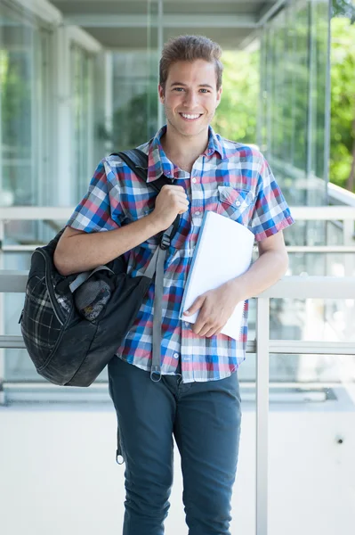 Studente che indossa zaino — Foto Stock