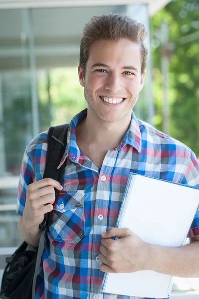 Student sobie plecak — Zdjęcie stockowe