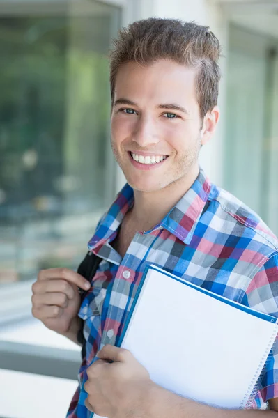 Estudiante usando mochila —  Fotos de Stock