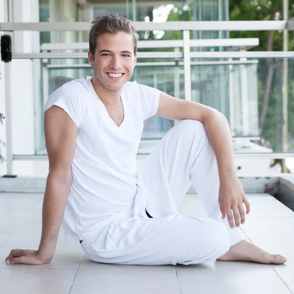 Young male smiling whilst looking at camera — Stock Photo, Image