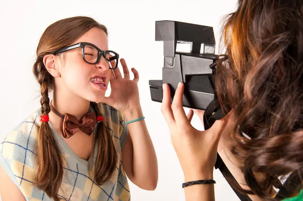 Junge nerdy girls mit sofortiger kamera. — Stockfoto