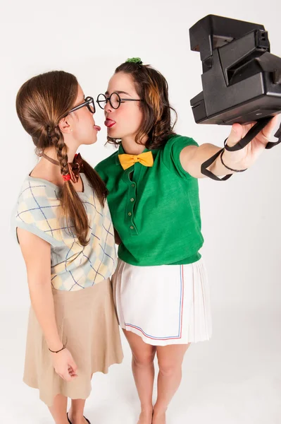 Junge nerdige Mädchen machen ein Selfie mit Sofortkamera. Stockbild