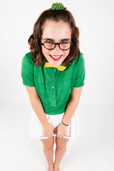 Nerd ragazza scuotendo spalla raffigurante timidezza — Foto Stock