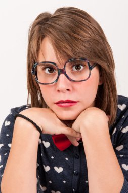 genç kız nerdy ve ürkütücü.