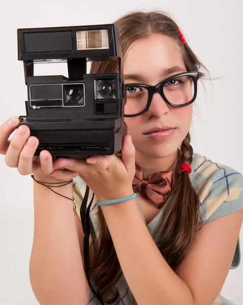 Junger nerdiger Fotograf mit Sofortbildkamera. — Stockfoto
