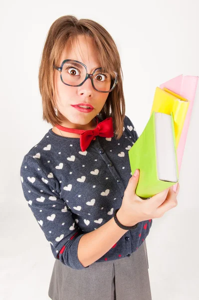 Söt nerdy tjej anläggning böcker. — Stockfoto