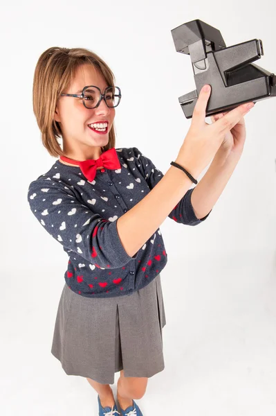 Linda chica nerd tomando una foto selfie . — Foto de Stock