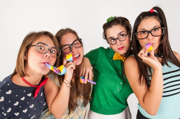 Grupo de amigos soplando cuernos de fiesta . — Foto de Stock