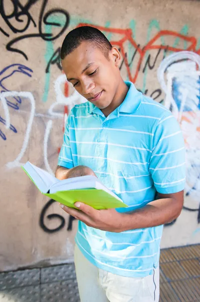 Ung sexy mann leser en bok . – stockfoto