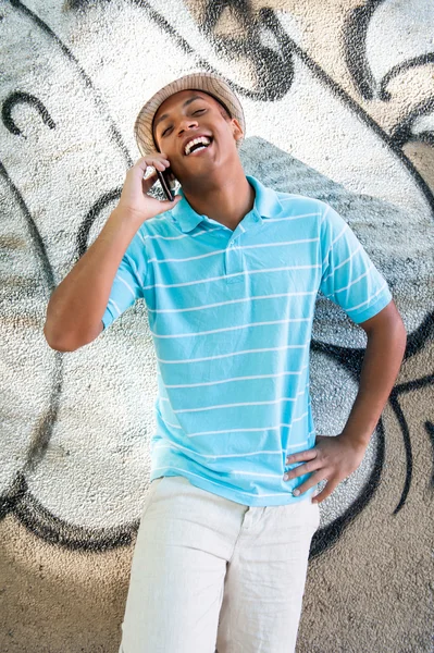 Ung sexig man talar i mobilen. — Stockfoto
