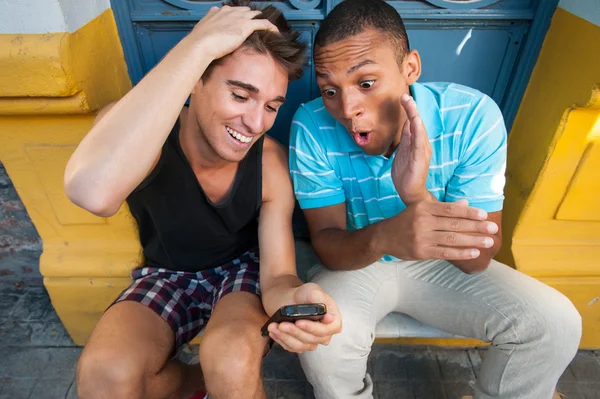 Junge Männer haben Spaß mit einem Handy. — Stockfoto