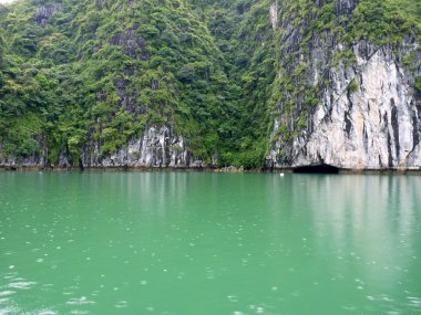 ünlü halong Körfezi manzarası