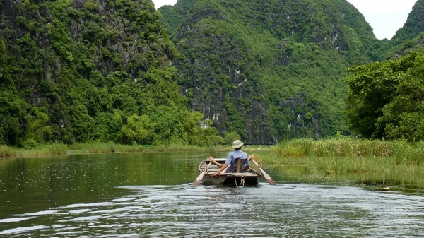 Passeio silencioso no pacífico Tam Coc River — Fotografia de Stock