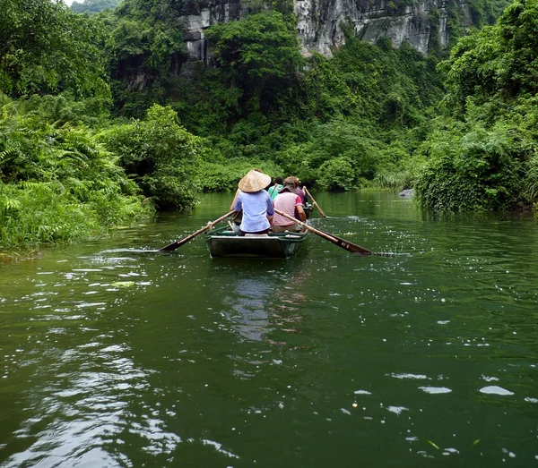 Tranquillo giro su pacifico Tam Coc River — Foto Stock