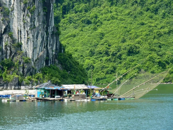 Village flottant de pêcheurs sur la célèbre baie d'Halong — Photo