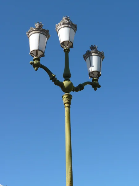 Poste de lámpara en el cielo azul — Foto de Stock