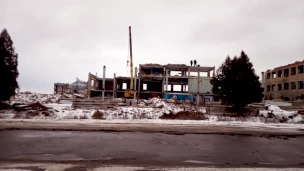 Workers Demolish Buildings Winter Cloudy Weather — Stock Video