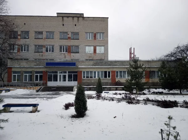 Здание Белого Кирпича Окнами Зимнее Облачное Время — стоковое фото