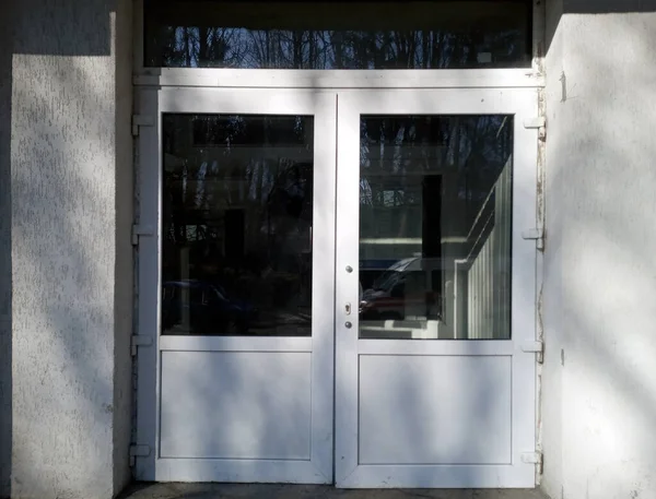 太陽の光が差し込む冬のプラスチック製の玄関ドア — ストック写真